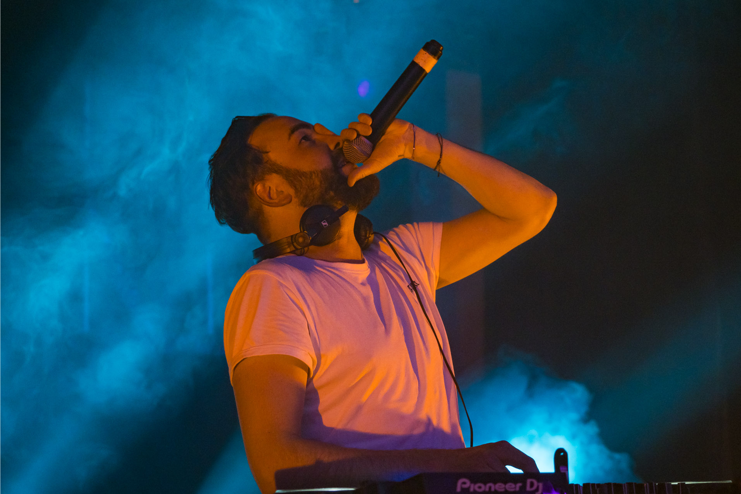 DJ_zeus_2560x1707